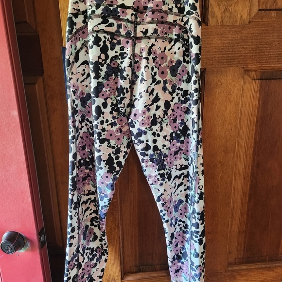 Marika Ankle Length Floral Pring Leggings Size Medium - Picture 4 of 5